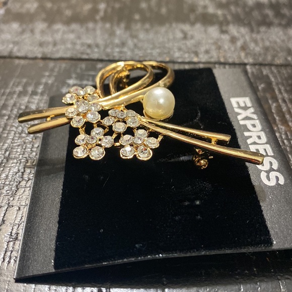 NWOT Express Gold Tone Faux Pearls Crystals Brooch! - Picture 4 of 5